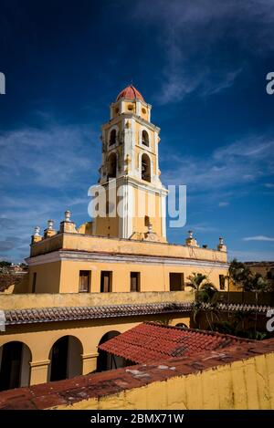 Glockenturm des Klosters und der Kirche des Heiligen Franziskus von Assisi beherbergt heute das Nationalmuseum des Kampfes gegen Banditen, Trinidad, Kuba Stockfoto