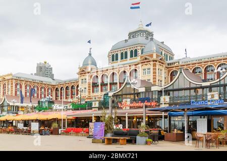 Den Haag, Niederlande - 14. Mai 2020: Blick auf das berühmte Kurhaus Hotel und Casino in der niederländischen Stadt Den Haag in Scheveningen, Niederlande Stockfoto