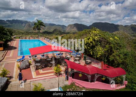 Horizontes Los Jazmines Hotel mit Blick auf die Landschaft der Maggotes, Vinales Valley, Kuba Stockfoto