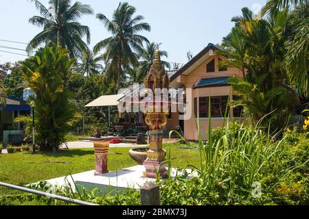Vor einem Wohnhaus in Thailand in Phuket steht ein wunderschönes religiöses Geisterhaus, in dem Geister und Opfer verehrt werden. Reisen. R Stockfoto