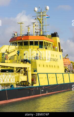 Scheveningen, Niederlande - 18. Januar 2020: Detail eines niederländischen Küstenwachschiffes im Hafen der Stadt Scheveningen, Niederlande Stockfoto