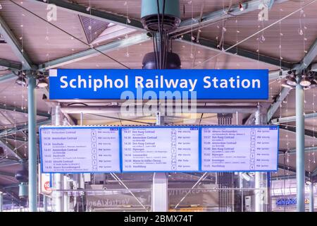 Schiphol, Niederlande - 16. Januar 2020: Abfahrtsinformationsbildschirme des niederländischen Bahnhofs auf dem Flughafen Schiphol, Niederlande Stockfoto