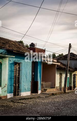 Typische Kopfsteinpflaster Straße mit bunten Häusern im Kolonialzeitzentrum der Stadt, Trinidad, Kuba Stockfoto