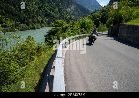 10. Mai 2020 - Vaettis , SG / Schweiz: Ein Motorradfahrer fährt auf den kurvigen Bergstraßen in den idyllischen Schweizer Alpen Stockfoto