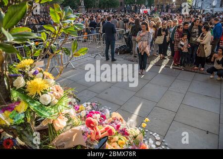 22 Menschen wurden getötet und 120 verletzt, nachdem am Montag im Foyer des Veranstaltungsortes zwischen Arena und Victoria Station eine Bombe explodierte. Hunderte von Glückwunschern standen in der Schlange, um Blumenanbete, Kerzen, Teddybären und Unterstützungsbotschaften auf dem St. Ann's Square zu legen. Stockfoto