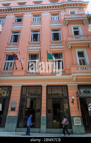 Hotel Ambos Mundos, Hotel, in dem Ernst Hemingway übernachtet hat, Calle Obispo oder die Bishop Street, eine beliebte Fußgängerzone im alten Stadtzentrum von Havanna Stockfoto