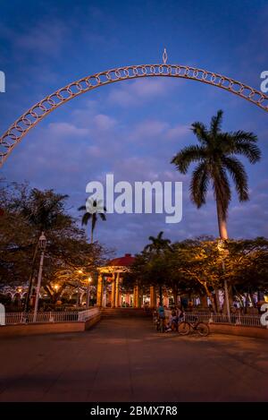 Zentraler Platz mit Palmen und Musikpavillon in der Abenddämmerung in einer gut erhaltenen Kolonialzeit Stadt Remedios, Kuba Stockfoto