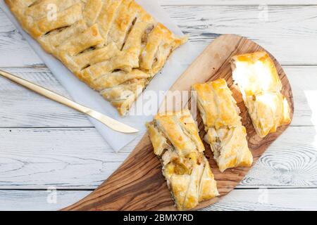 Hausgemachte Spinat und Ricotta Pie auf Holzbrett. Draufsicht. Rustikaler Holzhintergrund. Stockfoto