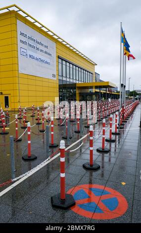 Berlin, Deutschland. Mai 2020. Zahlreiche rot-weiße Barrieren für den möglichen Andrang sehr vieler Kunden sind vor dem Haupteingang der Ikea-Filiale in Lichtenberg zu sehen. Die drei Möbelhäuser in Berlin sind nach Schließung aufgrund der Corona-Epidemie wieder geöffnet. Es gelten Abstandsregeln und ein umfassendes Sicherheits- und Hygienekonzept. Quelle: Jens Kalaene/dpa-Zentralbild/dpa/Alamy Live News Stockfoto