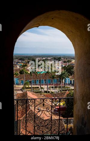 Blick auf die Stadt vom Glockenturm des Klosters des Heiligen Franz von Assisi, das heute das Nationalmuseum des Kampfes gegen Banditen beherbergt, Trinidad, C. Stockfoto