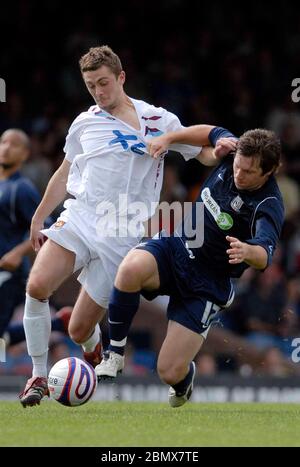 SOUTHEND, GROSSBRITANNIEN. JULI 28: George McCartney (West Ham, links) bekommt sein Hemd von Tommy Black (Southend United, rechts) zupfen lassen Stockfoto