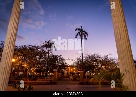 Zentraler Platz mit Palmen und Musikpavillon in der Abenddämmerung in einer gut erhaltenen Kolonialzeit Stadt Remedios, Kuba Stockfoto