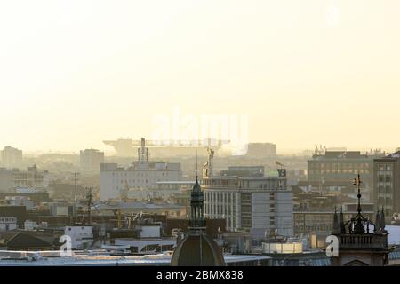 Mailand, Italien, 22. märz 2019: Vom Dach der Duomo-Kirche aus der Blick auf die Stadt bei Sonnenuntergang, im Hintergrund das San Siro-Stadion Stockfoto