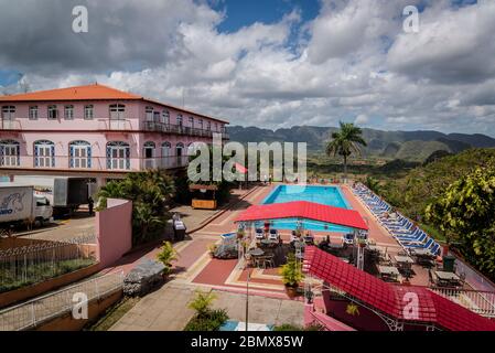 Horizontes Los Jazmines Hotel mit Blick auf die Landschaft der Maggotes, Vinales Valley, Kuba Stockfoto