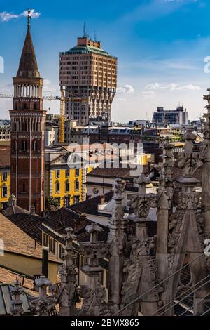 MAILAND, ITALIEN - 15. APRIL 2019: Blick auf die Skyline von Torre Velasca in Mailand, Italien. Torre Velasca ist ein 106m hoher Wolkenkratzer, der im Jahre 1958 gebaut wurde Stockfoto