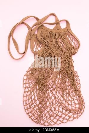 Wiederverwendbare braune Einkaufstasche auf rosa Hintergrund. Konzept ohne Verschwendung. Kein Plastik. Stockfoto
