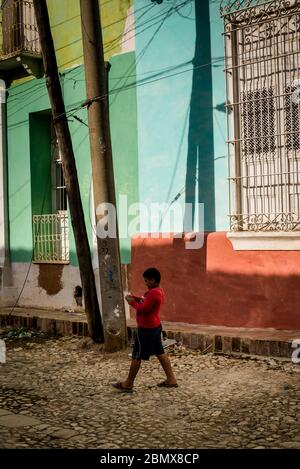 Einheimische Jungen zu Fuß in der Kolonialzeit Zentrum der Stadt, Trinidad, Kuba Stockfoto