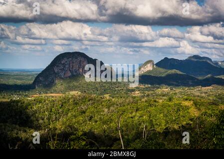 Vinales Tal, bekannt für seine einzigartigen geomorphologischen Kalksteinformationen, die Mogotes genannt werden. Kuba Stockfoto