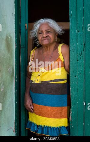 Ältere Frau, die in der Tür ihres Hauses, Trinidad, Kuba, steht Stockfoto