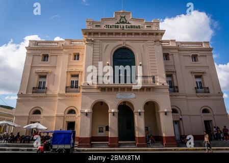 Teatro La Caridad oder Charity's Theatre, Parque Vidal, der Hauptplatz im Zentrum, Santa Clara, Kuba Stockfoto