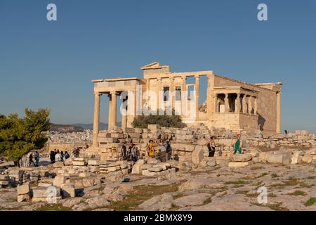 Die Ruinen des Tempels von Erechtheum, der sowohl Athena als auch Poseidon gewidmet ist und sich auf der Nordseite der Akropolis in Athen, Griechenland, befindet. Stockfoto