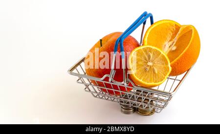 Obst im Warenkorb. Erhöhung der Obstpreise. Stockfoto