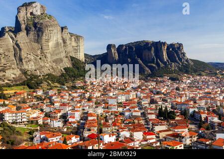 Die Stadt Kalampaka, unterhalb der heiligen Felsenhügel von Meteora, in Trikala Region, Thessalien, Griechenland. Stockfoto