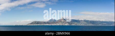 Panoramafotos von Kapstadt, Western Cape Province, Südafrika, einer der schönsten Städte der Welt, von Table Bay, Atlantischer Ozean. Stockfoto