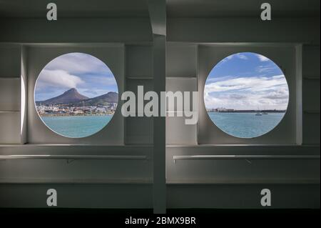 Der Table Bay Hafen an der Victoria and Alfred Waterfront ist das Tor nach Kapstadt, Western Cape Province, Südafrika, durch Bullaugen gesehen. Stockfoto