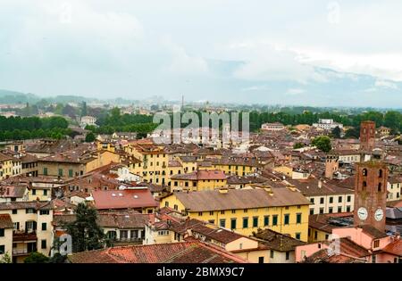 Vom Guinigi-Turm aus kann man die typischen roten Dächer der mittelalterlichen Stadt Lucca in der Toskana bei einem regnerischen Tag aus der Luft sehen Stockfoto