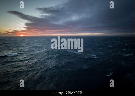 Agulhas Strömung im Indischen Ozean vor der Südküste Südafrikas ist bekannt für raues Wetter, hier in einer landschaftlich reizvollen Aussicht gesehen. Stockfoto