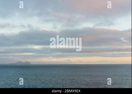 Agulhas Strömung im Indischen Ozean vor der Küste Südafrikas ist bekannt für raues Wetter, aber ist hier in dieser landschaftlich reizvollen Landschaft relativ ruhig. Stockfoto