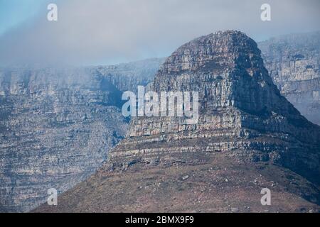 Lion's Head ist einer von drei ikonischen Gipfeln, die die Stadt Bowl, Table Mountain National Park, von Table Bay, Kapstadt, Western Cape, SA gesehen. Stockfoto