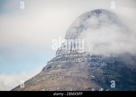 Lion's Head ist einer von drei ikonischen Gipfeln, die die Stadt Bowl, Table Mountain National Park, von Table Bay, Kapstadt, Western Cape, SA gesehen. Stockfoto