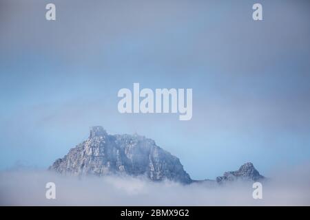 Die Seilbahnstation, Tafelberg, Gipfel aus Wolken, Table Mountain National Park; von Table Bay, Kapstadt, Westkap, Südafrika aus gesehen Stockfoto