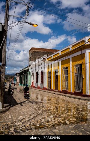 Typische Kopfsteinpflaster Straße mit bunten Häusern im Kolonialzeitzentrum der Stadt, Trinidad, Kuba Stockfoto