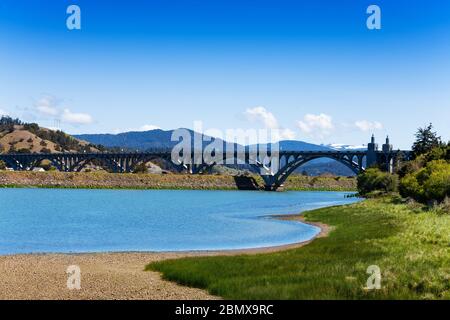 Rogue River oder die Isaac Lee Patterson Memorial Bridge in Curry County, Oregon Stockfoto