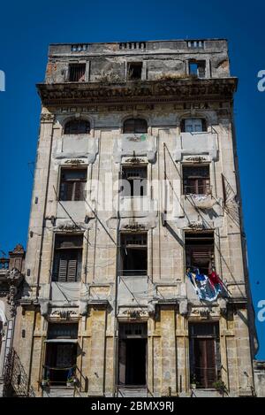 Verfallene Hotel Perla de Cuba mit einigen Waschtrocknung im Fenster, Chinatown, Havana Centro, Havanna, Kuba Stockfoto