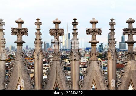 Von der Spitze des Mailänder Doms aus sieht man die neu erbauten Wolkenkratzer durch den detailreichen und sehr dekorierten Teil der großen Kirche Stockfoto