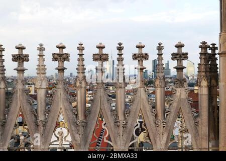 Von der Spitze des Mailänder Doms aus sieht man die neu erbauten Wolkenkratzer durch den detailreichen und sehr dekorierten Teil der großen Kirche Stockfoto