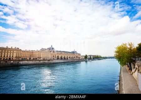 Seine Fluss in Paris Innenstadt Blick nicht die Quai Anatole Frankreich Einschiffung und Orsay Museum Stockfoto