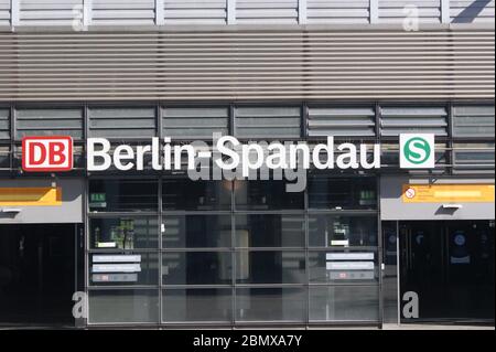 Der im Westen Berlins gelegene Bahnhof wird mit 440 Metern Länge die längste Bahnsteighalle in Deutschland bestochen. Stockfoto
