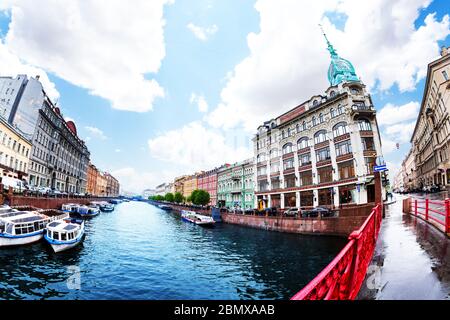 Moyka Fluss Einschiffung und Au Pont Rouge Brücke auf Gorokhovaya Straße Stockfoto