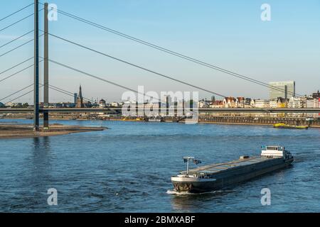 Die Rheinkniebrücke über den Rhein bei der Landeshauptstadt Düsseldorf, Nordrhein-Westfalen, Deutschland, Europa Stockfoto