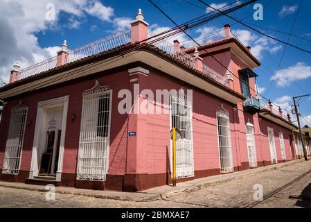 Typische Kopfsteinpflaster Straße mit bunten Häusern im Kolonialzeitzentrum der Stadt, Trinidad, Kuba Stockfoto