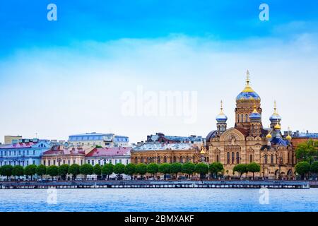 Die Kirche der Dormition oder Uspenija Preswyatoj Bogoroditsy auf dem Damm Leytenanta Schmidta, Sankt Petersburg, Russland Stockfoto