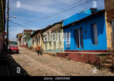 Typische Kopfsteinpflaster Straße mit bunten Häusern im alten Kolonialzentrum der Stadt, Trinidad, Kuba Stockfoto