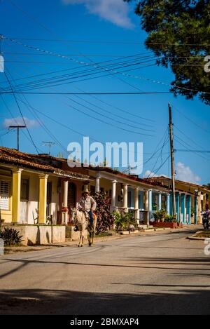 Ein Mann aus der Gegend, der auf der Hauptstraße in Vinales, Kuba, reiten kann Stockfoto