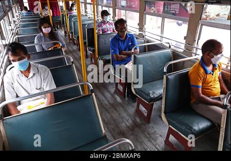 Colombo, Sri Lanka. Mai 2020. Die Menschen praktizieren soziale Distanz in einem Bus, wenn sie am 11. Mai 2020 zu ihrer Arbeit in Colombo gehen. Die Regierung Sri Lankas kündigte am 11. Mai die Lockerung der Ausgangssperre an, um die Wirtschaftstätigkeit im Land wieder aufzunehmen. Kredit: Pradeep Dambarage/ZUMA Wire/Alamy Live News Stockfoto