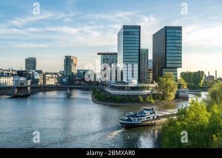 Bürogebäude, Hyatt Regency und Innside Hotel im MedienHafen, Landeshauptstadt Düsseldorf, Nordrhein-Westfalen, Deutschland, Europa Stockfoto